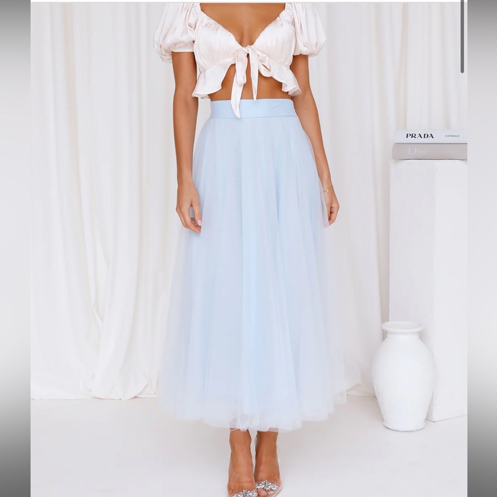 Size S blue tulle midi skirt with side zipper and elastic waistband